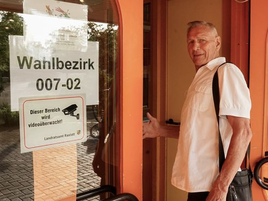 Buergerentscheid wg Klinikum-Standort: Albert Schulz (75) betritt als ersten um 8.00 das Wahllokal in der Augusta-Sibylla-Schule