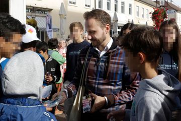    OB-Kandidat Gaska auch fem Wochenmarkt im Gespräch mt Schuelern der Augtust-Renner-Realschule                            