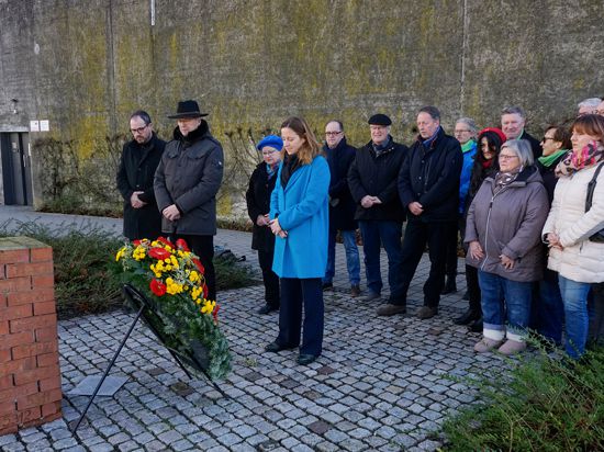 Gedenken anlaesslich des Tags der Befreiung des KZ Auschwitz am Gedenkstein fuer die deportierten Rastatter Juden.                               