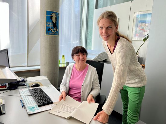 Die Leiterin des Gesundheitsamts Rastatt, Eva Schultz, im Büro mit ihrer Sekretärin Rita Knapp.