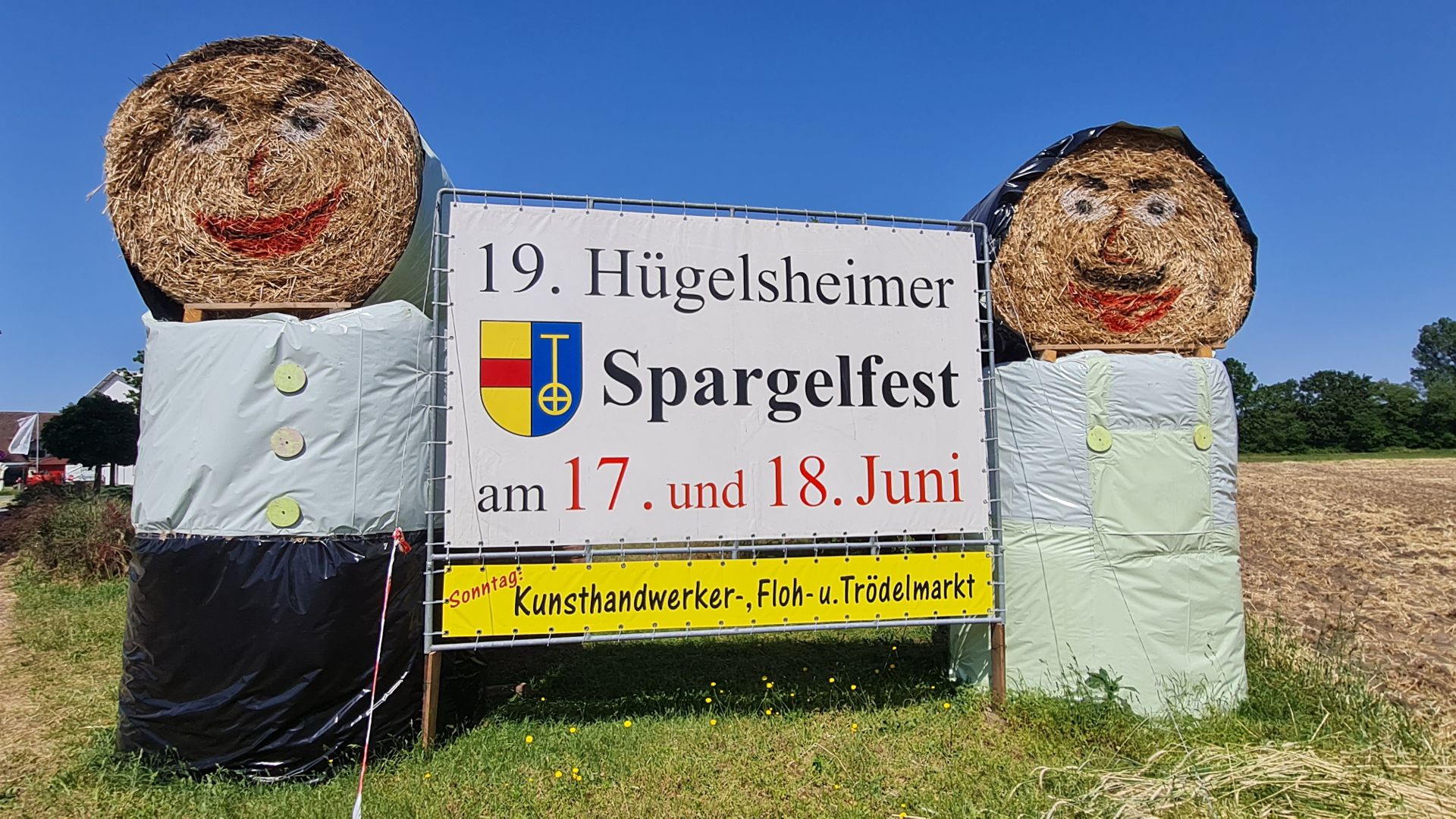 Die fröhlichen Strohfiguren sind der Hingucker am Ortseingang. Sie weisen auf das Spargelfest in Hügelsheim hin. 