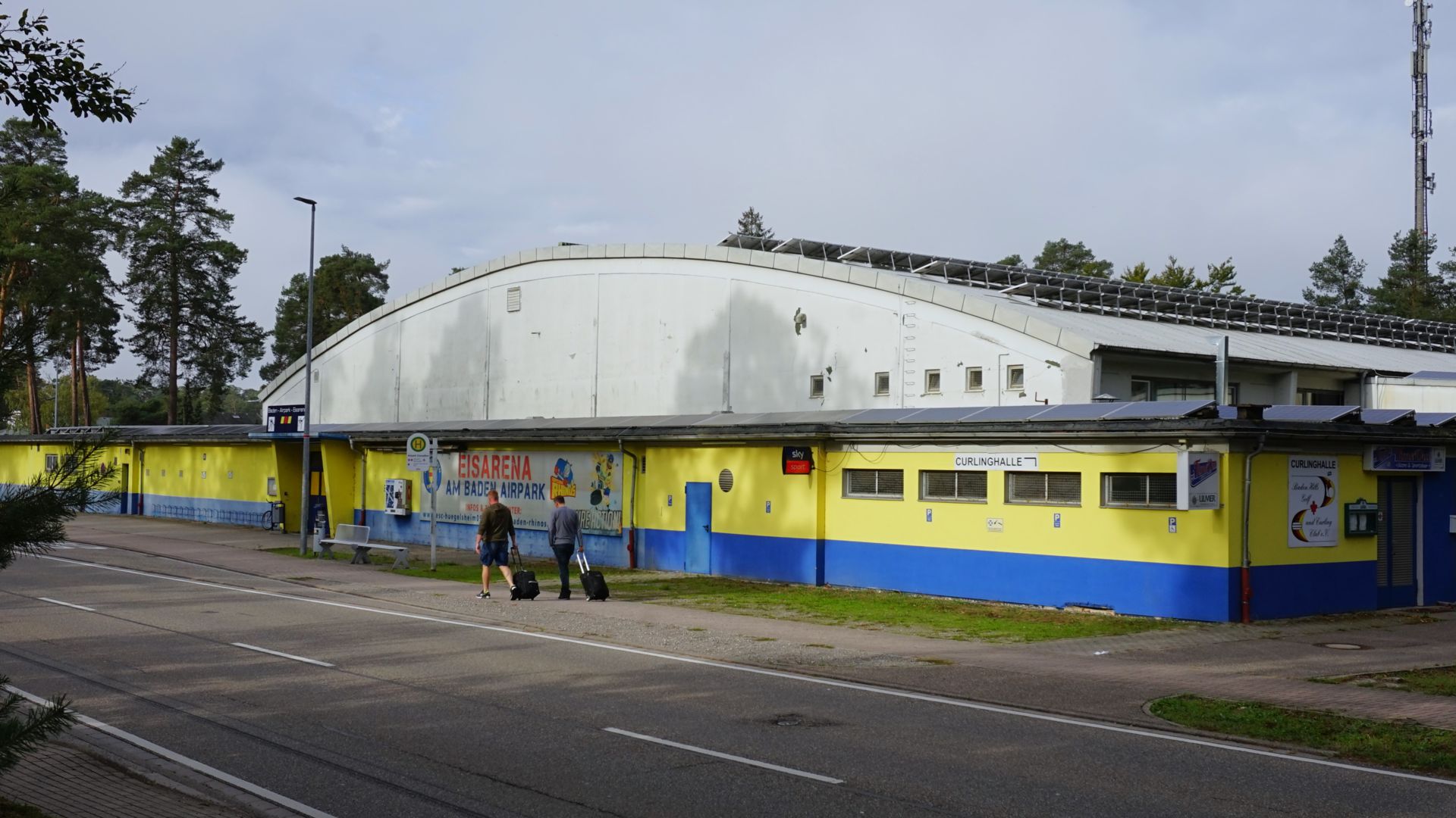 Energie vom Dach: Auf dem Dach der Eishalle in Hügelsheim ist eine Photovoltaik-Anlage angebracht. Die gehört allerdings nicht dem Verein. Dieser verpachtete lediglich die Dachfläche. 