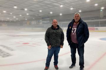 Pascal Winkel und Peter Seywald auf der Eisfläche in der Eisarena des ESC Hügelsheim