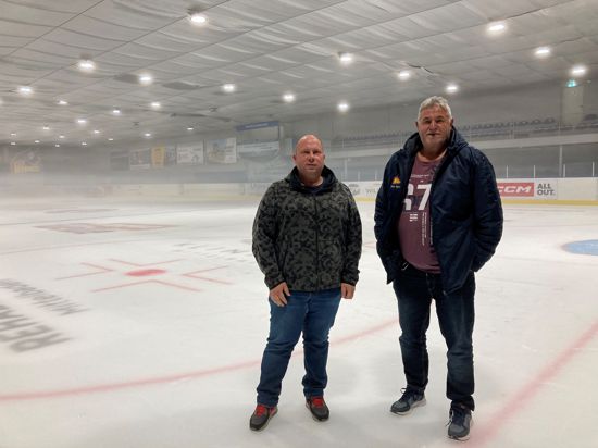Pascal Winkel und Peter Seywald auf der Eisfläche in der Eisarena des ESC Hügelsheim