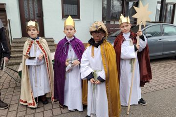 Eine Gruppe aus vier Sternsingern in Iffezheim.