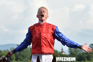 Der Jockey Filip Minarik gewinnt am 07.09.2014 bei der Großen Woche auf der Galopprennbahn Iffezheim (Baden-Württemberg) mit dem Pferd Ivanhowe den Großen Preis von Baden . Foto: Uli Deck/dpa +++(c) dpa - Bildfunk+++ |