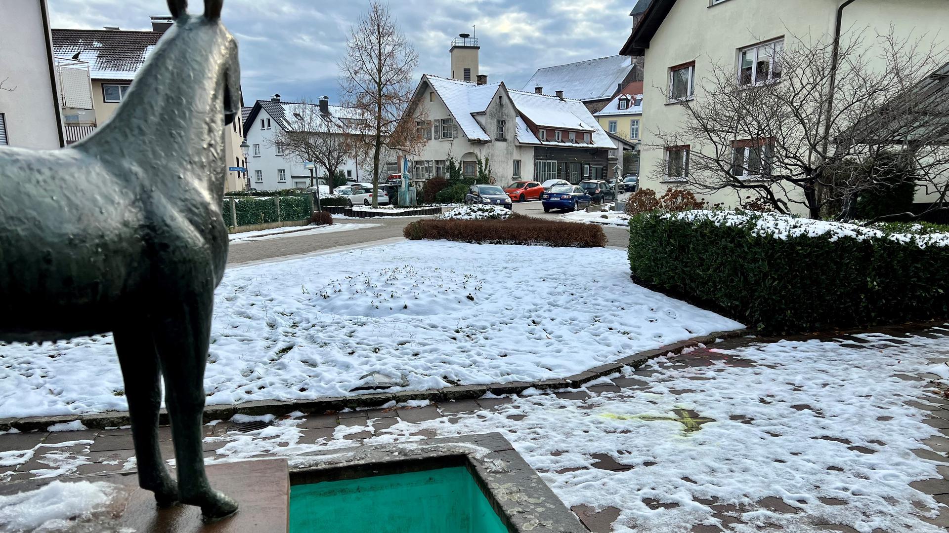 Spuren im Schnee: Die Polizei hat mehrere Stellen des Tatorts mit gelber und grüner Sprühfarbe markiert. Details zum Tatablauf geben die Ermittler bislang nicht bekannt.