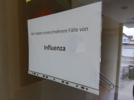 Hinweis auf Infleunza-Erkrankungen am Eingang des Kigas St. Christopheruns Ifezheim
