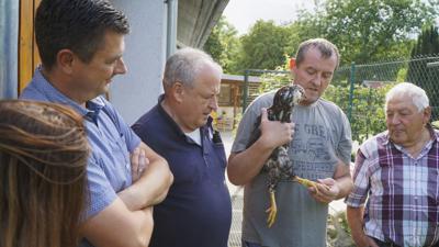 Der Vorsitzende des Kleintierzuchtvereins Iffezheim, Martin Bosler, mit Helmut Senser, Markus Reichert und Thomas Ulrich (von links). Reichert hält ein Orloff-Huhn in der Hand.