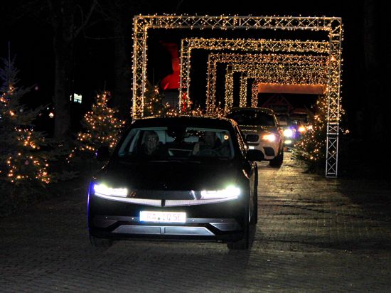 Kolonne im Anmarsch: Zum Auftakt des Drive-In-Weihnachtsmarktes am Freitag rollten 140 Autos über den Rennplatz der Galopprennbahn in Iffezheim.