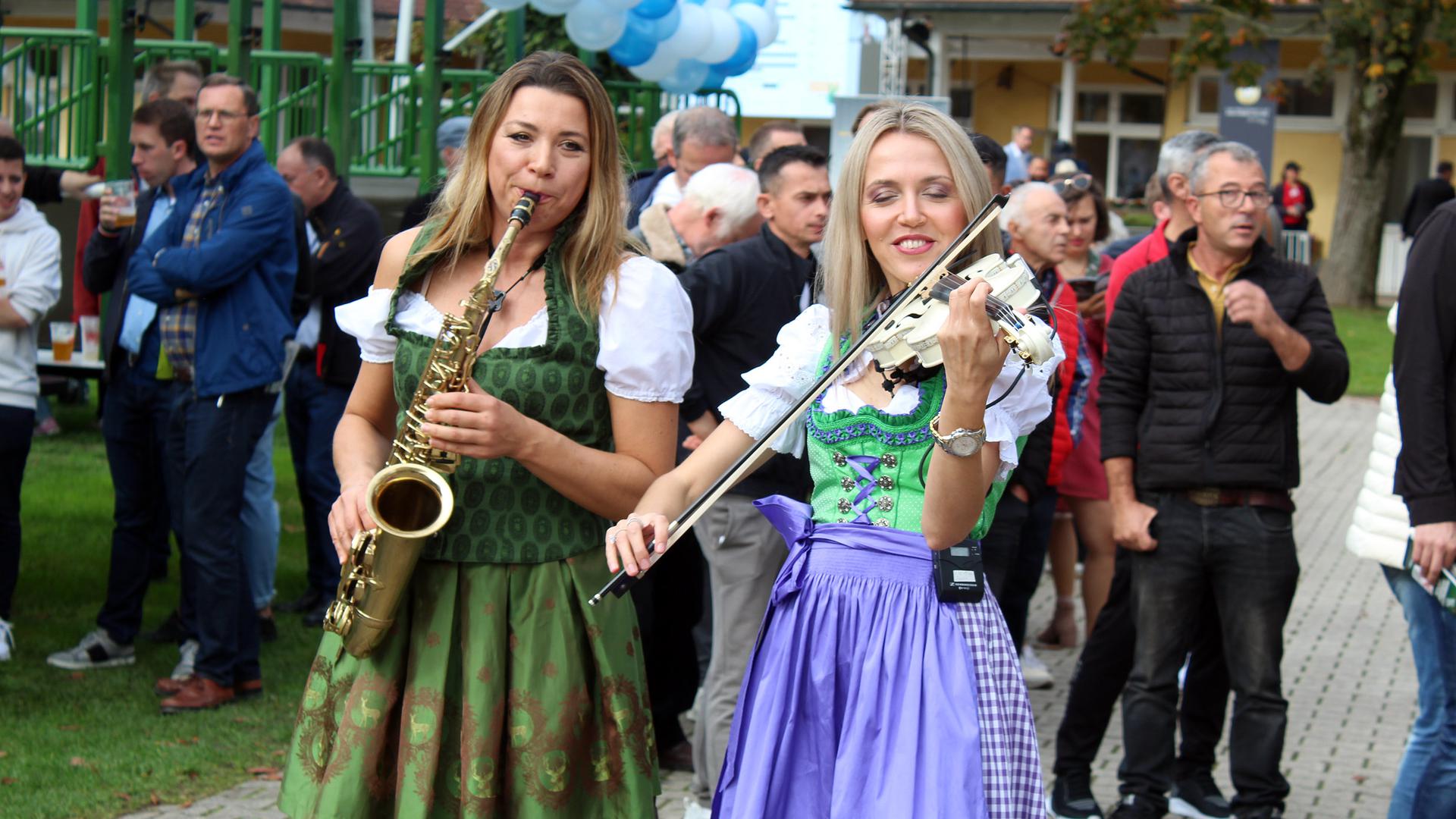 Oktoberfest-Atmosphäre auf der Rennbahn: Am Sonntag gibt es für Besucher eine Stunde lang Freibier, dazu spielen die „Munich Allstars“ die passenden Klänge.