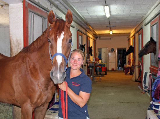 Ein Herz für schnelle Vierbeiner: Saskia Zyber, hier mit ihrem Lieblingspferd Sasal, arbeitet im Rennstall von Conny Withfield als Arbeitsreiterin und Reisefuttermeisterin.