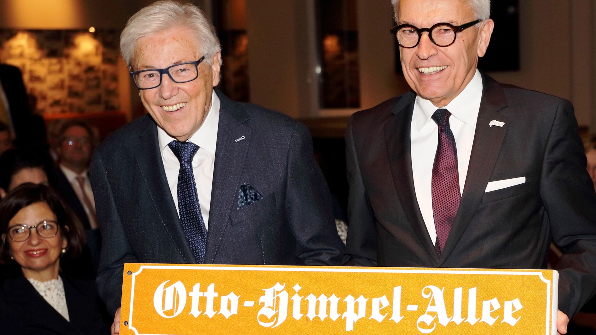 Iffezheims Ehrenbürger und früherer Bürgermeister Otto Himpel (links) mit seinem Nachfolger Peter Werler. In der Hand halten sie das Schild „Otto-Himpel-Alle“