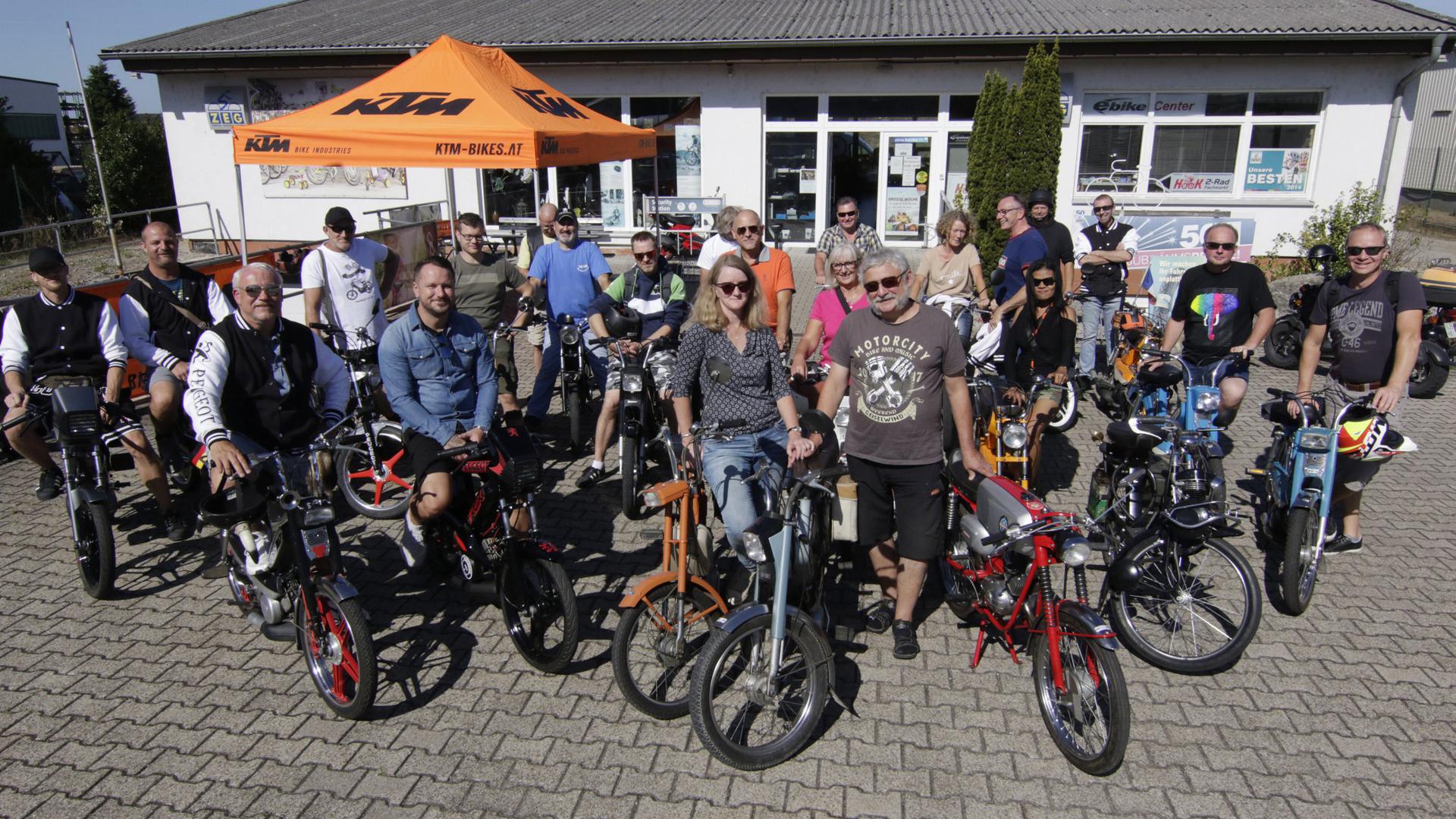 25 Mofa-Fans trafen sich am Sonntag vor dem Fahrradfachgeschäft Haak in Iffezheim.                           