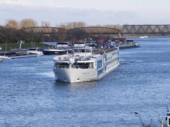 Die Rheinschifffahrt ist wieder freigegeben. Ein Passagierschiff auf dem Weg zur Schleuse Richtung Basel.