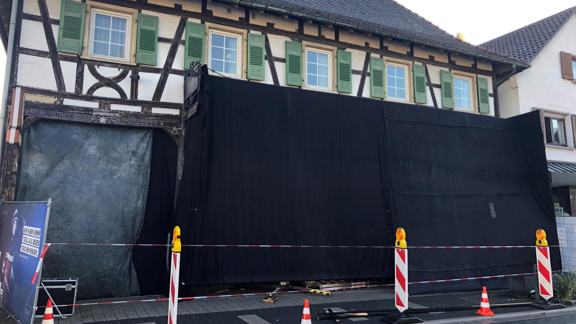 Die Sanierung hat noch nicht begonnen: Aktuell dreht der SWR einen Tatort n dem Traditionsgasthaus, deswegen ist die Front teilweise verhängt.  