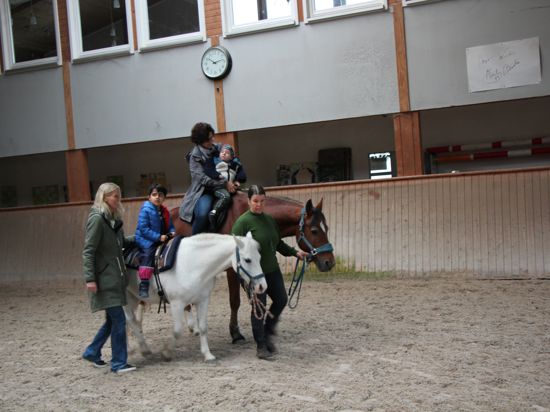 Entspannte Runde: Was für Außenstehende relativ locker aussieht, ist sowohl für die Kinder als auch für die Pferde anstrengend.  