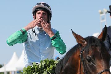 Der Jockey Andrasch Starke jubelt auf seinem Pferd Lucky Speed nach seinem Sieg.