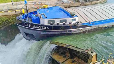 Das Gütermotorschiff La Primavera hat ein Schleusentor bei Iffezheim gerammt und beschädigt.