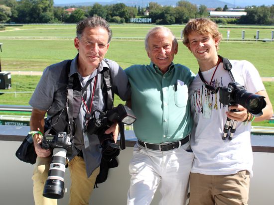 Mit dem Turf-Virus infiziert: Jens Sorge (Mitte), sein Sohn Frank (links) und sein Enkel Noe Sorge (rechts) teilen dieselbe Leidenschaft für den Galoppsport.
