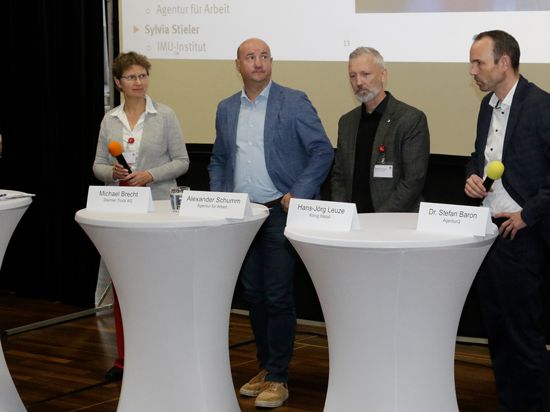 Wie steht es um das Autobobilcluster Baden-Württemberg? Darüber unterhalten sich Claudia Peter, Sylvia Stieler, Michael Bracht, Akexander Schlumm, Hans-Joerg Leuze und Stefan Baron (von links).
