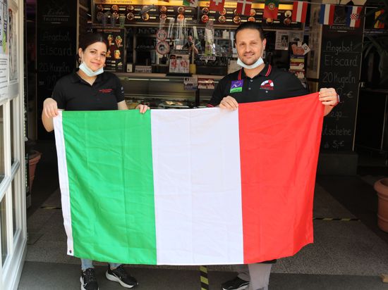 Eine Frau und ein Mann mit einer Italien-Fahne.