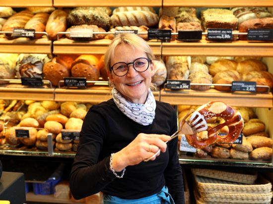 Jutta Späth von der Bäckerei Späth in Rastatt ist stolz auf die nach altem Familienrezept und von Hand gefertigten Brezeln des Betriebs. 
