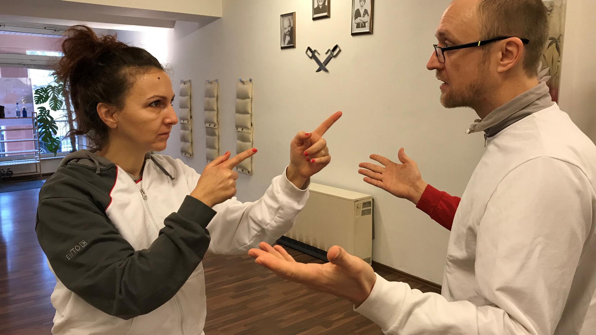 Mit aller Deutlichkeit weist Kurs-Assistentin Marion Balthasar ihr Gegenüber zurück. Hier trainiert sie mit Hanno Schneider eine selbstsichere Gestik.