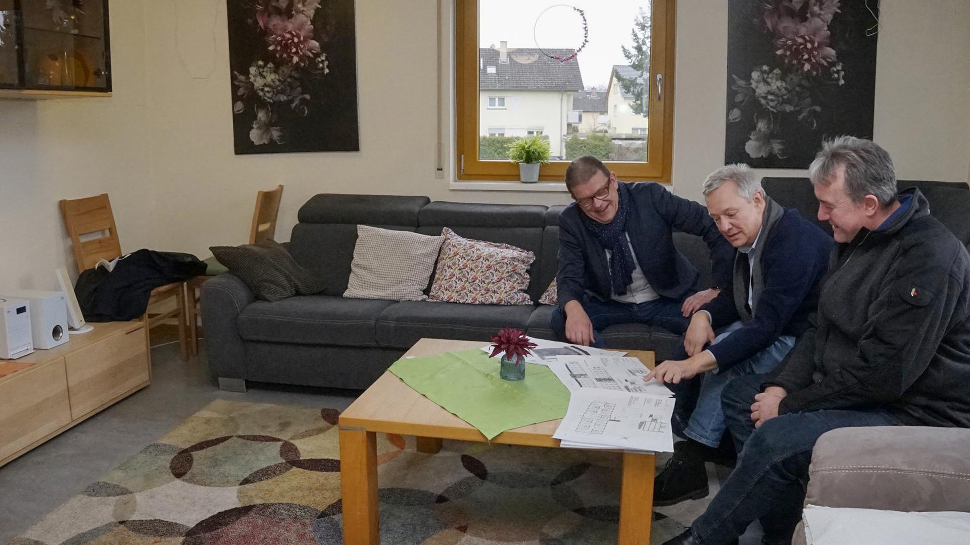Martin Bleier,  Rupert Felder und Klaus Doll sitzen bei der Lebenshilfe Rastatt/Murgtal auf einer Couch. 
