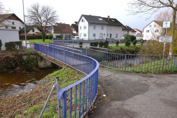 Brücke über Kanal