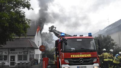 Nach einem Blitzeinschlag brennt es in Kuppenheim in dem Gebäude, in dem sich auch die „Schwarze Hex“ befindet.