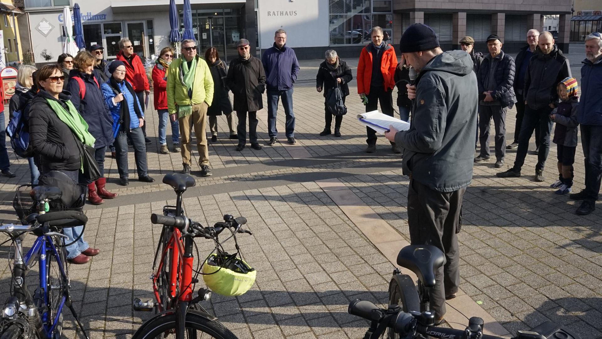 Demo in Kuppenheim: Niklas Schurig bei seiner Ansprache