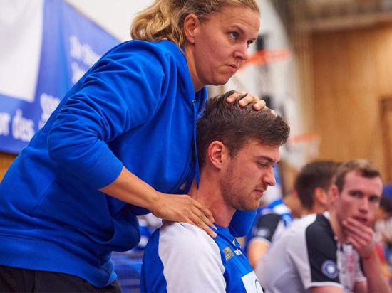 Physiotherapeutin Claudia Rahner kümmert sich um Benjamin Dollhofer vom Volleyball-Bundesligisten SSC Karlsruhe.