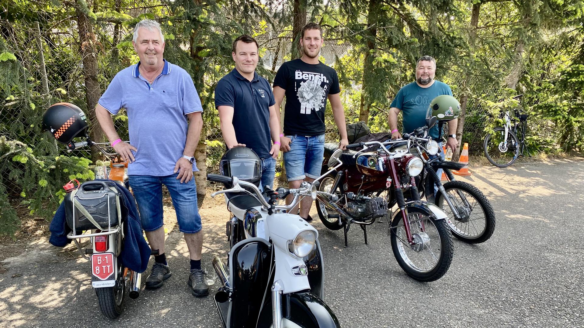 Heinz Bruckschlegl, Paul Handler, Alex Lau und Josef Waldner (von links) sind 6,5 Stunden bis nach Kuppenheim zum Moped-Treffen gefahren. 