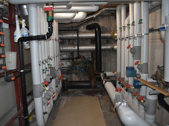 In den Technikräumen des Cuppamare sind viele Anlagen in den vergangenen Jahren ausgetauscht und erneuert worden. Manche Rohrleitungen stammen aber noch aus den Anfangsjahren des Bades.