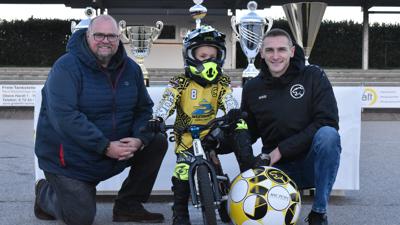 Der vierjährige Mika hat ein Ziel: Er will Motoballer und Meister wie sein Vater Emanuel Schmider (rechts) werden. MSC Puma Vorsitzender Ralf Stößer (links) unterstützt das Projekt Zukunft Mini.
