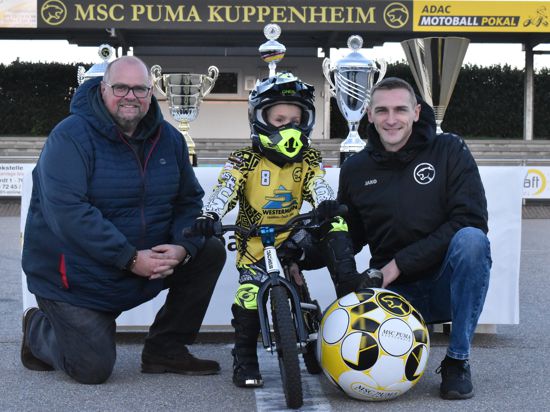 Der vierjährige Mika hat ein Ziel: Er will Motoballer und Meister wie sein Vater Emanuel Schmider (rechts) werden. MSC Puma Vorsitzender Ralf Stößer (links) unterstützt das Projekt Zukunft Mini.