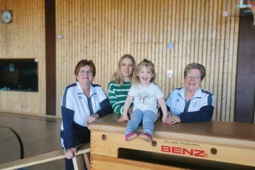 Vier Generationen der Familie haben sich dem Turnen verschrieben: Ingrid Gscheidle (rechts) mit Tochter Sabine Schubert (links), Enkelin Jasmin Müller und Urenkelin Mara Lou Müller.