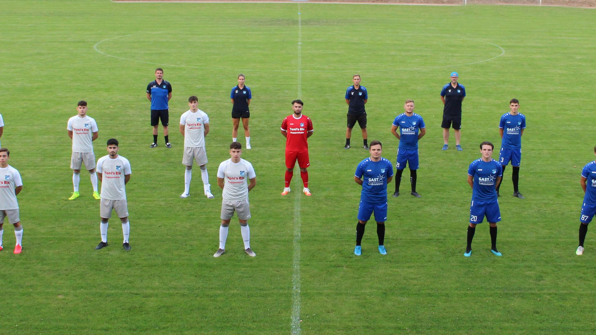 Die Neuzugänge mit den Trainern des SV 08 Kuppenheim stehen auf der Spielfläche.