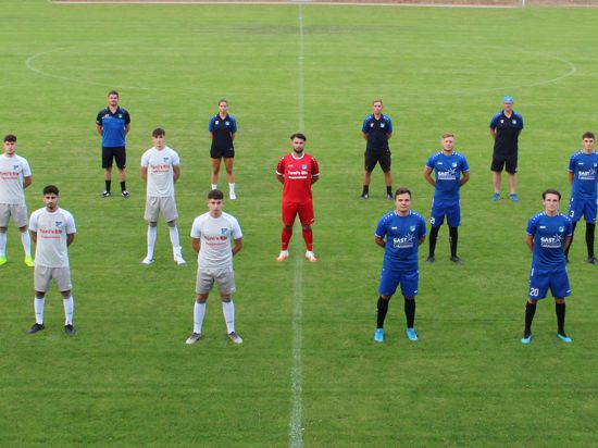 Die Neuzugänge mit den Trainern des SV 08 Kuppenheim stehen auf der Spielfläche.