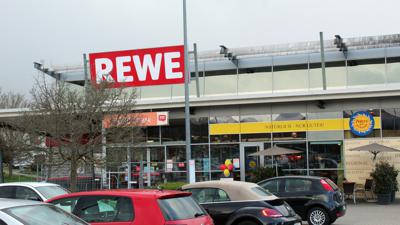 Ursprünglich sollte er nur modernisiert werden: Jetzt wird der Rewe-Markt im „Teichäcker“ abgerissen und neu gebaut.