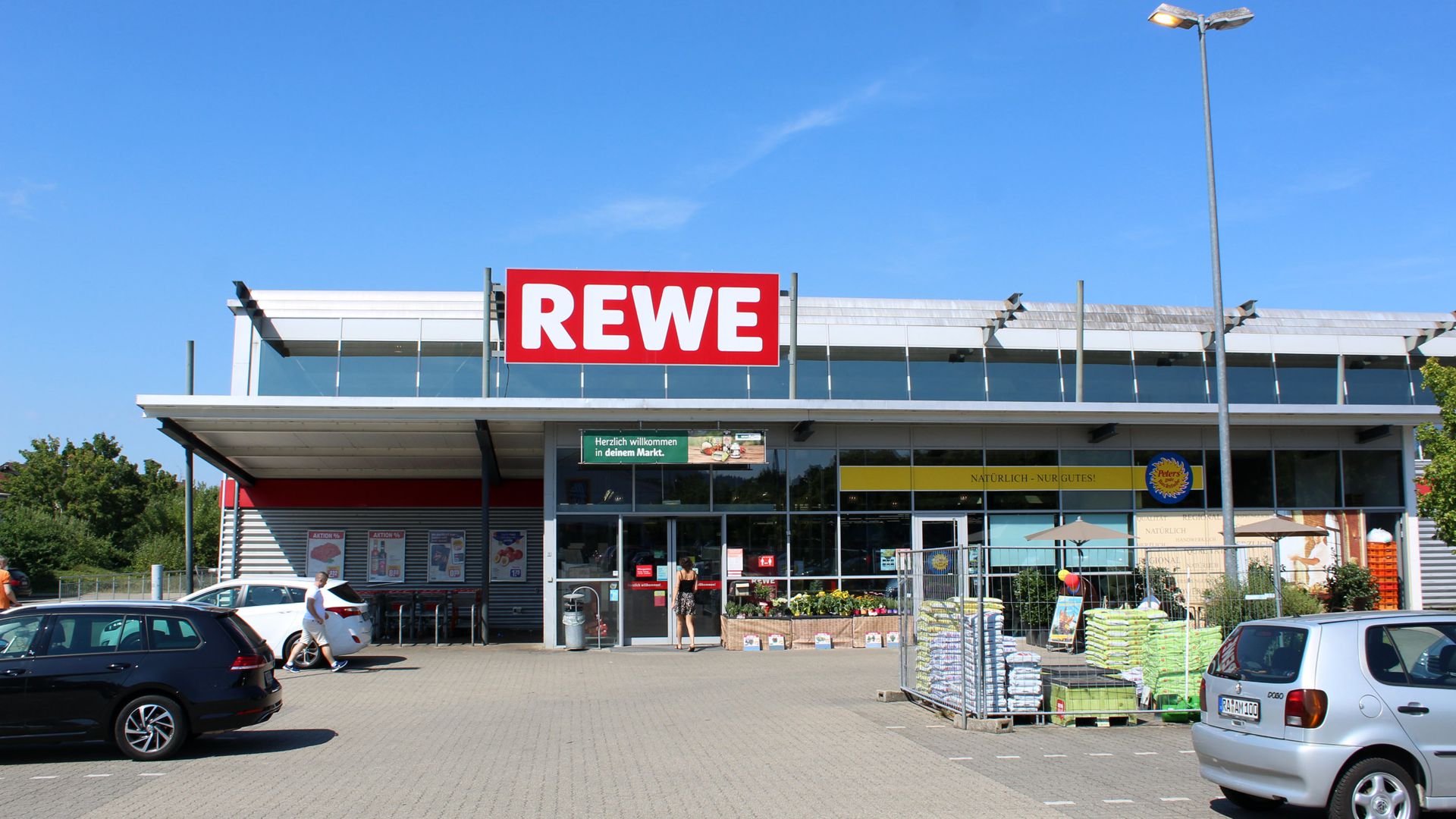 Ursprünglich sollte er nur modernisiert werden: Voraussichtlich nach Ostern 2023 wird der Rewe-Markt im „Teichäcker“ abgerissen und neu gebaut.