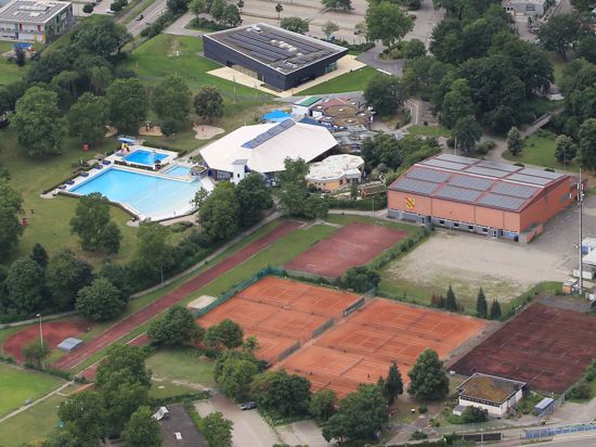 Blick auf Schwimmbad, Veranstaltungshalle, Sporthalle, Tennisplätze aus der Vogelperspektive.