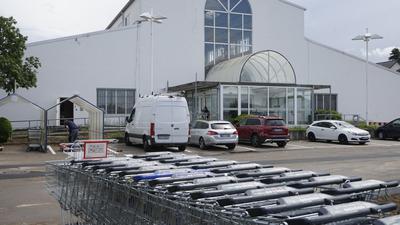  Alles vorbereitet: Das E-Center Oberndorf ist vorübergehend in den ehemaligen Baumarkt eingezogen.