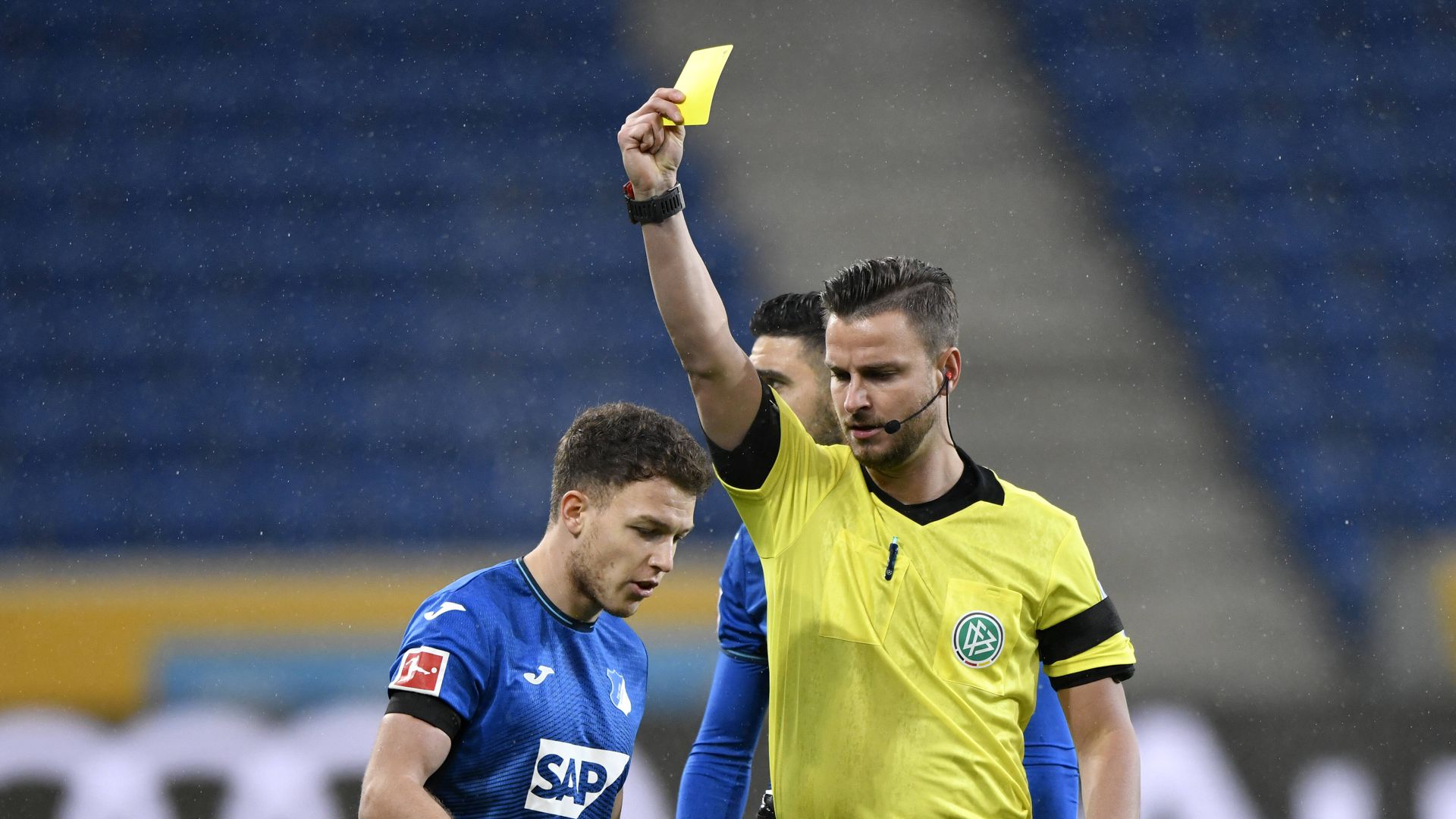 Referee Daniel Schlager zeigt Dennis Geiger von der TSG 1899 Hoffenheim die Gelbe Karte. Seit Mittwoch ist Schlager „FIFA-Schiedsrichter“. 