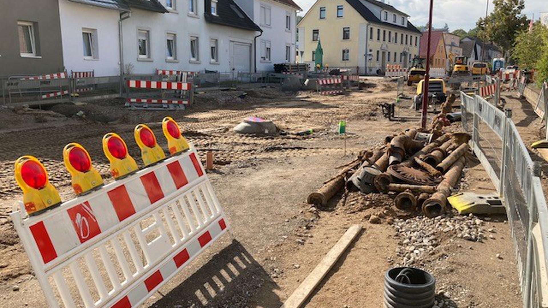 Stadt der Sperrungen: In Kuppenheim wird derzeit in vier Straßenabschnitten gebaut – hier die Ortsdurchfahrt Süd, die bis Juni 2023 saniert und umgestaltet sein soll. 