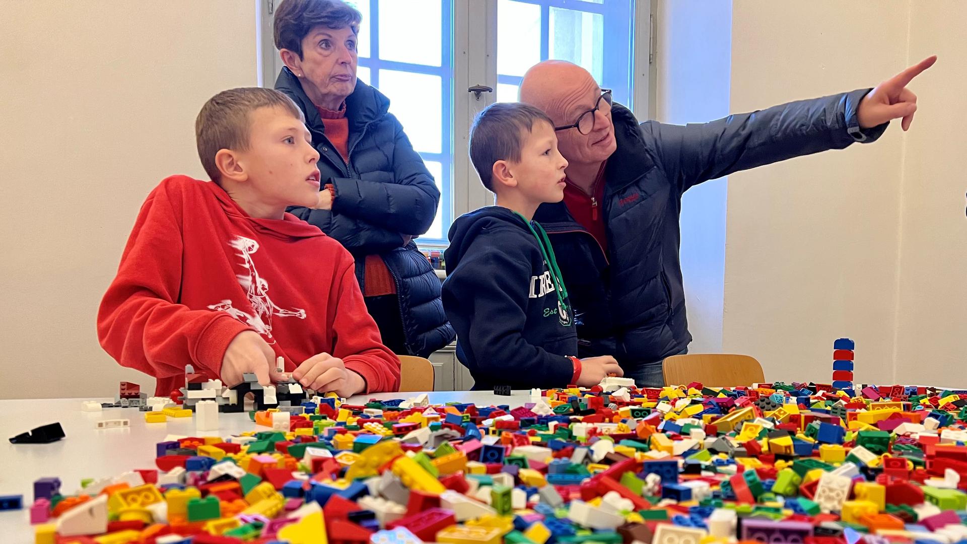 Zwei Jungs bauen Lego in der Ausstellung „Faszination Lego“ im Schloss Rastatt.