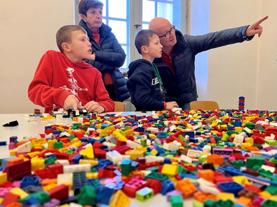 Zwei Jungs bauen Lego in der Ausstellung „Faszination Lego“ im Schloss Rastatt.