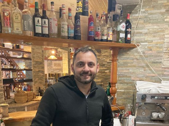 Mus Bekaj, Wirt des Rastatter Restaurants Schützenliesel, steht hinter der Bar.
