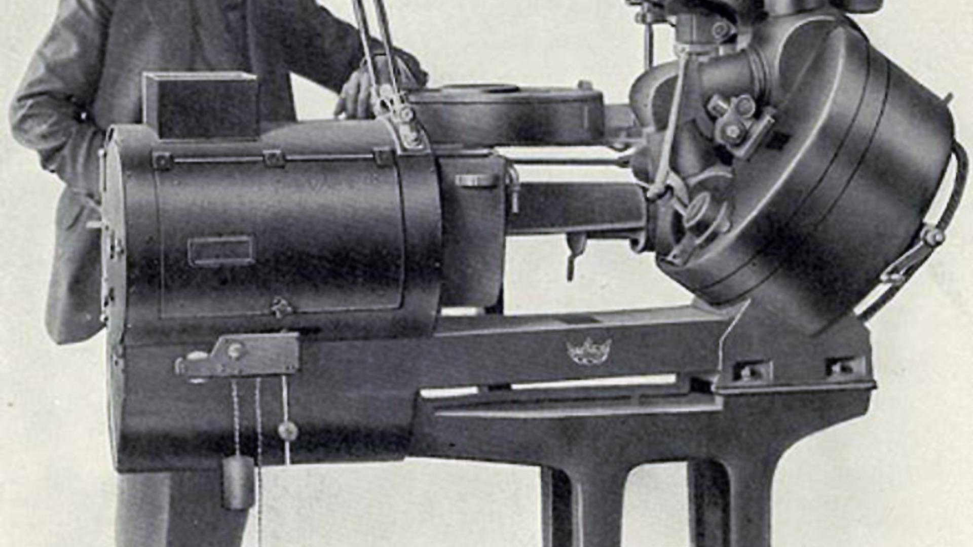 Der Erfinder und sein Werk: Emil Mechau mit seinem Filmprojektor, der nach dem System des optischen Ausgleichs erstmals ruckel- und flimmerfreie Filmvorführungen ermöglichte.